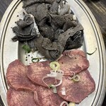 ホルモン・ステーキ・スタミナ料理 福富 - 炙り塩センマイと牛タン。大きくて旨みの強いセンマイと噛むほどに旨みを感じるタンです