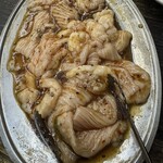 ホルモン・ステーキ・スタミナ料理 福富 - シマチョウ。コリコリの食感と脂身の旨みを楽しめます