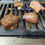 ホルモン・ステーキ・スタミナ料理 福富 - 煙モクモク系なのはやむなし…美味しさのための尊い犠牲