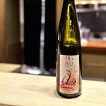 多仁本 - ペトロル感は控えめで、爽やかな酸の伸びがきれいなリースリング。
      程よくリッチでもあるので、柚子の爽やかさ、松葉蟹のふくよかさ、どちらもカバーしてくれます。