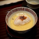 多仁本 - 素晴らしい、虎河豚白子の玉締め。
      もちろん濃厚さはありますが、酢橘や山椒油が効いていて、軽くいただけます。