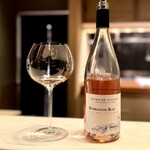 多仁本 - メジの色合いと親和性の高い、ロゼ。
      鮪に赤ワインは意外と合いますが、海苔と違和感がないのも素晴らしい。