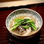 多仁本 - 青森の熊、秋田の芹。
      なんて上品かつコクのあるお出汁♪
      熊肉は、程よい噛み応えとなんとも言えない甘さ。
      芹の苦味がバランスを整えて、これは絶品のお鍋です！
      ああ、もう食べたい（笑）