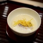 多仁本 - なんともキレイな炊き合わせ。
      優しいお出汁に、鯛はもちろん、蕪と柚子の繊細さが心地良い…