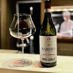 多仁本 - バリックと大樽を併用するという、納得の味わいのバローロ。
      ご多聞に洩れず、こちらも出汁感と旨味が魅力的。
      熊は甘旨ですからね。ピッタリです♪
      芹の野趣に合うニュアンスも求めたくなりますね(^^)