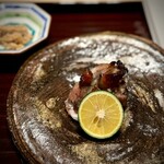 多仁本 - 大好きな、多仁本さんの鼈の醤油麹焼き。
      本当にきれいな味わいで、歯応え、旨味、ともに申し分ナシ♪
      牛蒡の付け合わせと共に、絶品の焼物です。