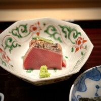 多仁本 - きれいなメジですねぇ。
                そもそもが優しい味わいですから、少し炙って旨味をUP！
                多仁本さんの鮪は、海苔を巻いていただくのが定番です。