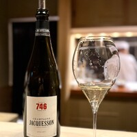 多仁本 - こちらのインポーターさんの代表的なワインだそう。
                ジャクソンのシャンパーニュ。
                ピノ系の割合も高めとのことで、玉締めや白子のふくよかさにはピッタリ。
