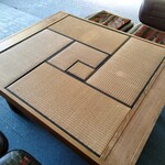 三光院 - 四畳半茶室を想起させる机卓で食をします