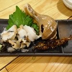 高橋水産 - 襟裳岡つぶ貝刺肝焼盛合せ390円(税別)