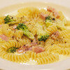 PAL めがね食堂 - ランチコース 2000円 のベーコンとブロッコリーのクリームソース フジッリ