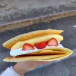 V TWIN cafe - イチゴカスタードホイップクレープ