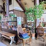 カレー館 - 店内　漫画いっぱい