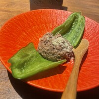 和牛とタン 焼肉 とみ 新橋本店 - お通しのピーマンとひき肉