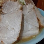 ラーメン 盛太郎 - ぶたさんの切り方が変わった！？それとも元々の塊がこんな感じ！？ややワイルド感な風味でありやした。