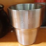ラーメン 盛太郎 - 飲料水のステンレスコップは店名入り。