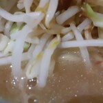 ラーメン 盛太郎 - スープは天地返ししているうちに醤油感あるいい感じに。麺量がけっこうあったのでちょっと大変でしたが、あとから投入した壺入りタマネギとともに完食！さすがにスープまでは無理やった....