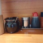 ラーメン 盛太郎 - カウンターのうえですが、いつもお世話になるのはスプーンがささる壺のなかの刻みタマネギ。当然自分で投入分は完食します。お残しはアカンっす！無くなったら新しいのをくれますよ。