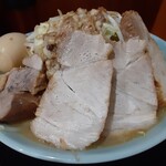 ラーメン 盛太郎 - チャーシュー麺(並)1,100円でコールはアブラ少しがやってきました。ぶたさんは赤身メインで、写真左端にはぶたさんの端っこが見えてます。煮玉子、いつもありがとうございます。