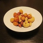 ザ・コモン・ワン・バー・キョウト - チャーム①燻製されたナッツなど