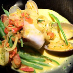 エクアトゥール - カサゴの直火焼き、ドライベルモットとサフランのソース