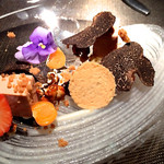 エクアトゥール - フォアグラキューブ、キャラメルポップコーンと５種類のエピスのクランブル
      ドライフルーツのコンポート添え