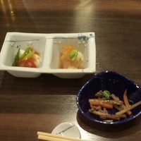 瓦町どら鴨 - 付き出し　鴨のきんぴら
                と
                どら鴨流　1品目