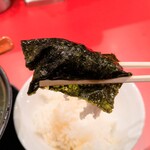 家系ラーメン 王道乃印 柏店 - スープを吸わせた海苔でライス巻き巻き。