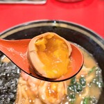 家系ラーメン 王道乃印 - 味玉ぱっかん。中は半熟の味染み味玉。