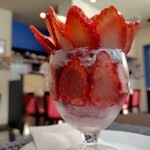 Fruit Parfaiteria Kaju - 花びらいちごパフェ1800円