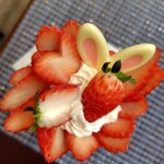 Fruit Parfaiteria Kaju - 花びらいちごパフェ1800円