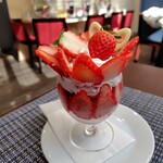 Fruit Parfaiteria Kaju - 花びらいちごパフェ1800円
