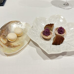 La Vallee d'Or - 食後の小菓子とお茶　フィナンシェと紫色のタルト
      柚子のマカロン