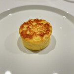 La Vallee d'Or - ジャガイモのパンケーキの中にとろけるカマンベールチーズ