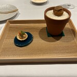 281390060 - 季節のアミューズ
                        自家製スモークサーモンのリエットのタルト
                        カシューナッツとヘーゼルナッツのシュークリーム
                        ココナッツに乗せて