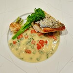 La Vallee d'Or - イサキの松笠焼き
      ローストしたカブと菜の花
      ブールブランソース、トマト