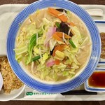 リンガーハット - 料理写真:「野菜たっぷりちゃんぽん」@950＋「餃子3個と半チャーハンセット」@500＋「爽健美茶」@150