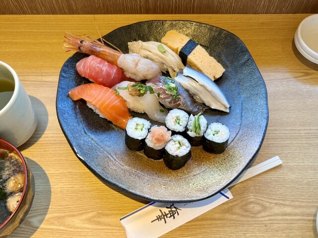 1日50色限定のバラちらし丼』by k一 : 海幸 (かいこう 1日50色限定のバラちらし丼』by k一 : 海幸 (かいこう