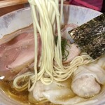 ジャパニーズ ラーメン 五感 - ワンタン醤油らぁめんの麺リフト
