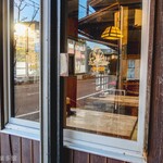 ヨコクラうどん - お店外観：ガラスにヨコクラマーク