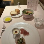 アルポルトカフェ - ランチ前菜１３２０円、パスタに付く、ランチのサラダ、パン。お得感があります