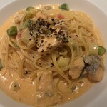 アルポルトカフェ - サーモンとアスパラのクリームソース スパゲティ２２００円。長さ、細さ、茹で加減、私好みです。ソースも良きです。黒こしょうが効きすぎでしたか？