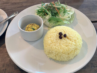 Sajilo Cafe Linden - ほうれん草とひよこ豆のカレー、ターメリックライス、小鉢、アイスコーヒー　2,480円