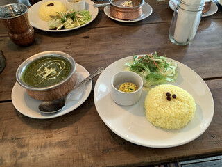 Sajilo Cafe Linden - ほうれん草とひよこ豆のカレー、ターメリックライス、小鉢、アイスコーヒー　2,480円