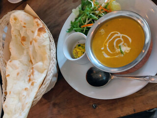 Sajilo Cafe Linden - スパイスたっぷりのマトンカレー、ナン、 アイスコーヒー、小鉢付き　2,480円　