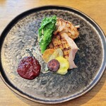 MAISON INCO - グリルチキン　菜の花添え　ビーツと苺ソース