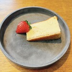 MAISON INCO - チーズケーキ　苺添え