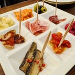 バル エスパーニャ - 一品目
『ピンチョス９種盛り合わせ』