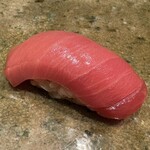 神田錦町 鮨たか晴 - 中トロ（戸井） とろける身質に溢れる甘みと旨みに悶絶！