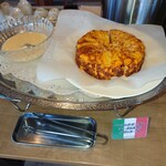 レストラン ヴァロリス - ベーコンとオニオン、チーズの入ったフリッタータ